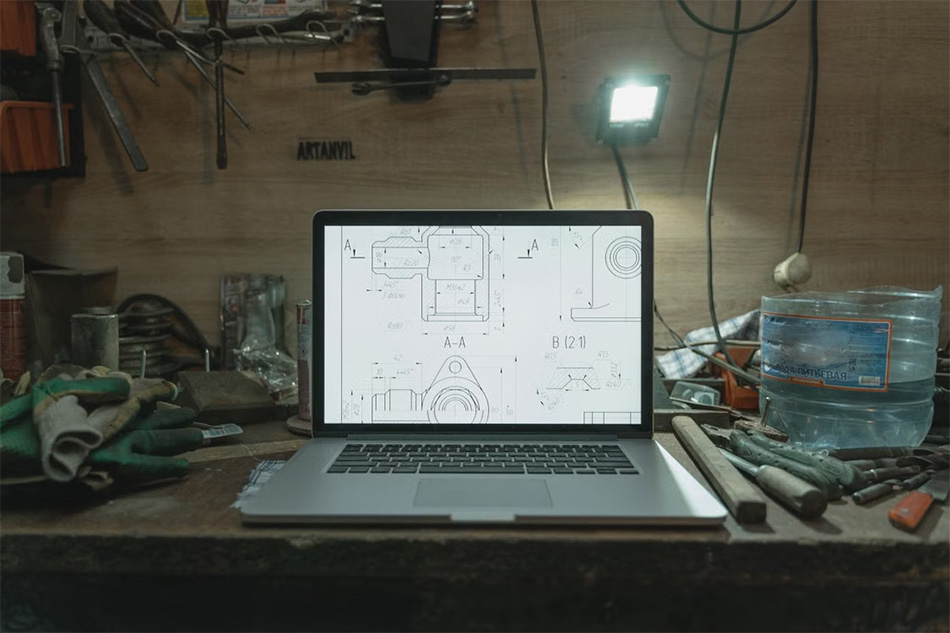 laptop-on-a-work-table