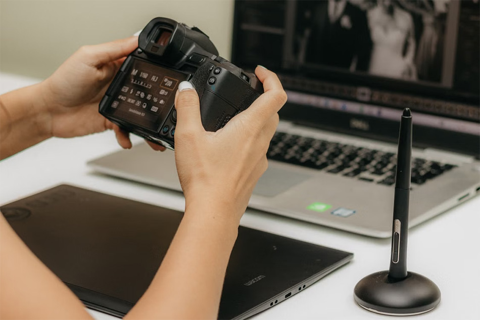 woman-hands-holding-camera